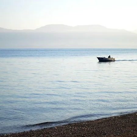 Dom wakacyjny Bella Seafront 5br For 10 Near Athens *